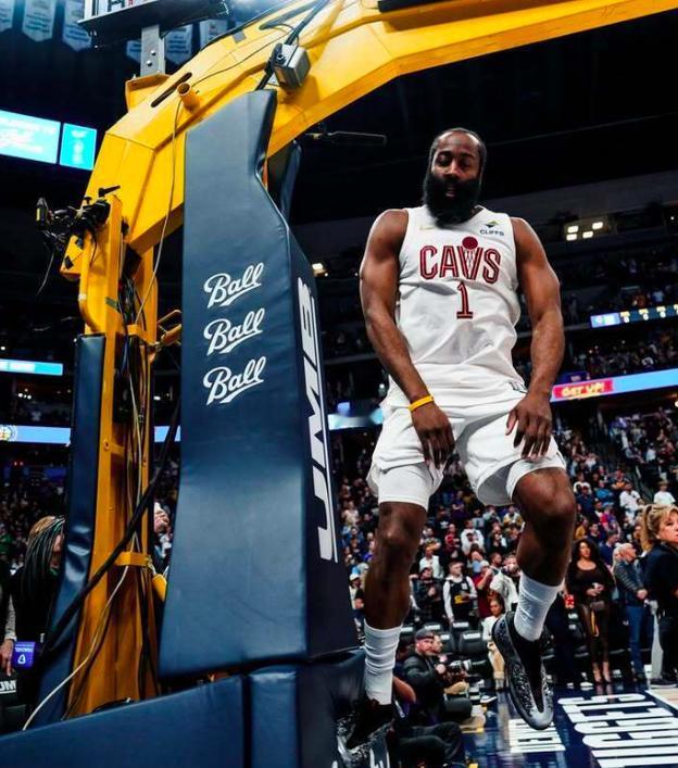 看完哈登的比赛发现一个残酷的事实那就是骑士已经完全接纳了哈登，同时哈登也仅用