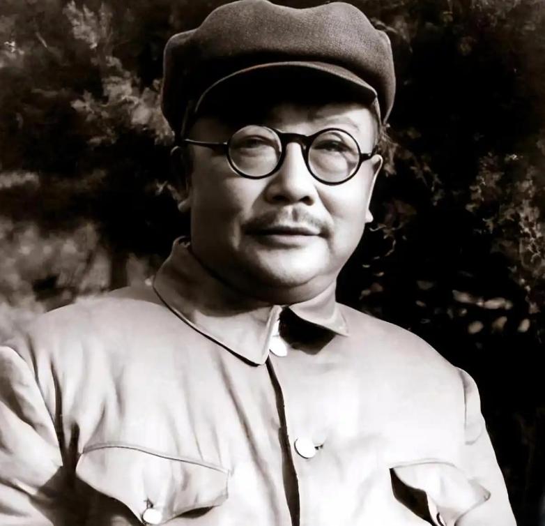 1957年10月25日，李克农吃完午餐后，自感头昏，便想出去透透空气，刚迈出门槛