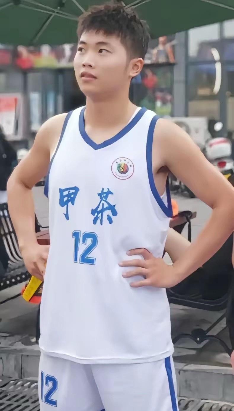 人生最痛苦的莫过于白发人送黑发人。陆佳豪才22岁，刚刚走出大学校门，大好人生才刚