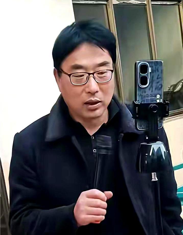 流量的牌桌上从来不讲亲情，只认底牌。朱之文刚用三轮车低调嫁完女儿。转眼间，