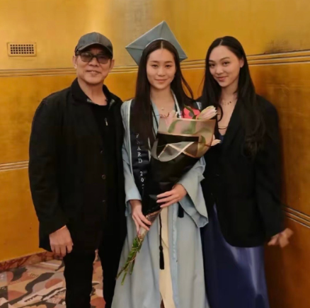 李连杰4个儿女现状大女儿李思，1988年出生，今年37岁，已经结婚，从事幼儿教