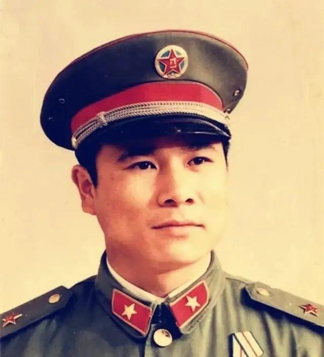 1979年中越战争，班长黄招强掩护战士撤退，在清点人数时，他习惯性的喊了句“口令