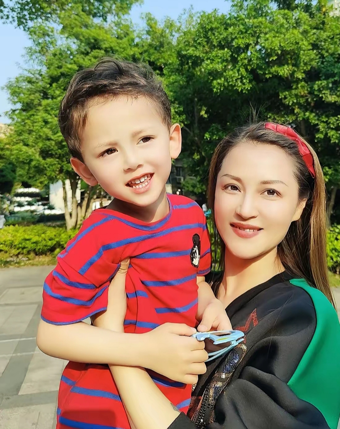 叶海洋买精生下四个可爱的宝宝，让网友们羡慕不已。这不，一杭州美女也晒出了她“去父留子”所生的混血宝宝