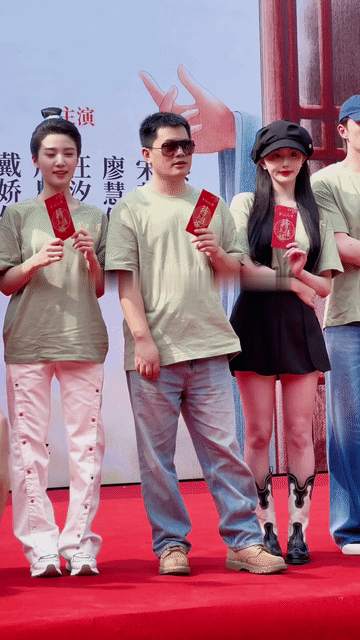 卢昱晓如果能把腿型调整好了，她的个子肯定会高过1.68的孔雪儿，卢昱晓穿着平跟鞋