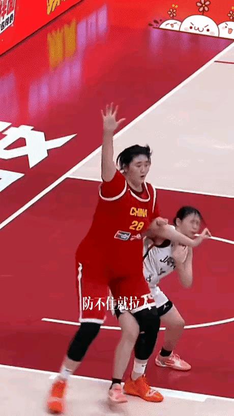 日本女篮14号球员真是太招笑了！日本女篮的14号球员，你这是来打球的，还是来绊