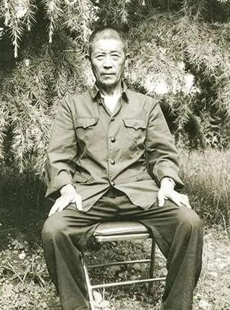 1937年12月，陈德贵趴在死尸堆中，由于脚太冷，动了一下，谁知，恰好被一个日本