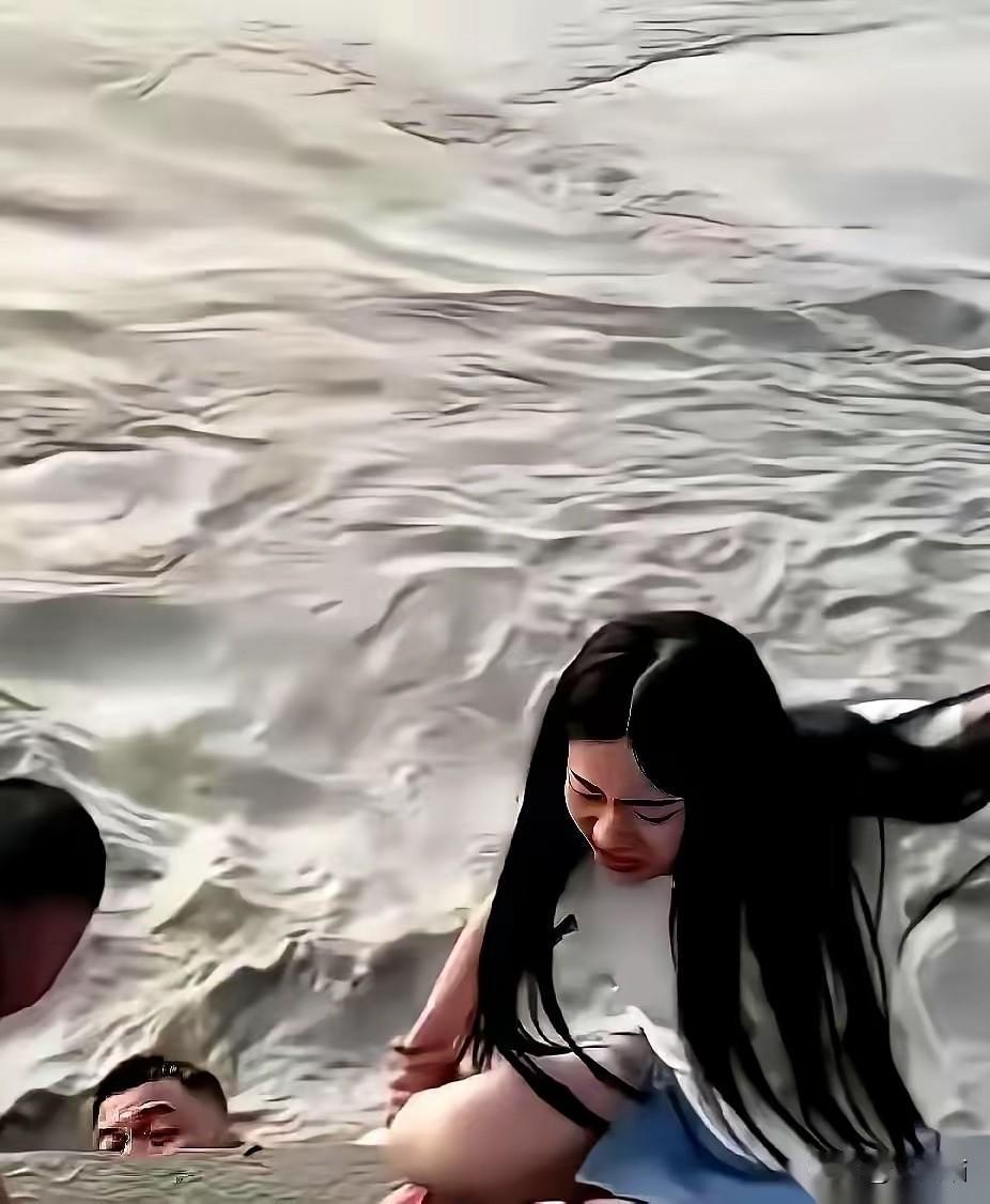 谁能想到一场普通的江边生日打卡，竟上演了直击人心的温情一幕。武汉江滩上，原本