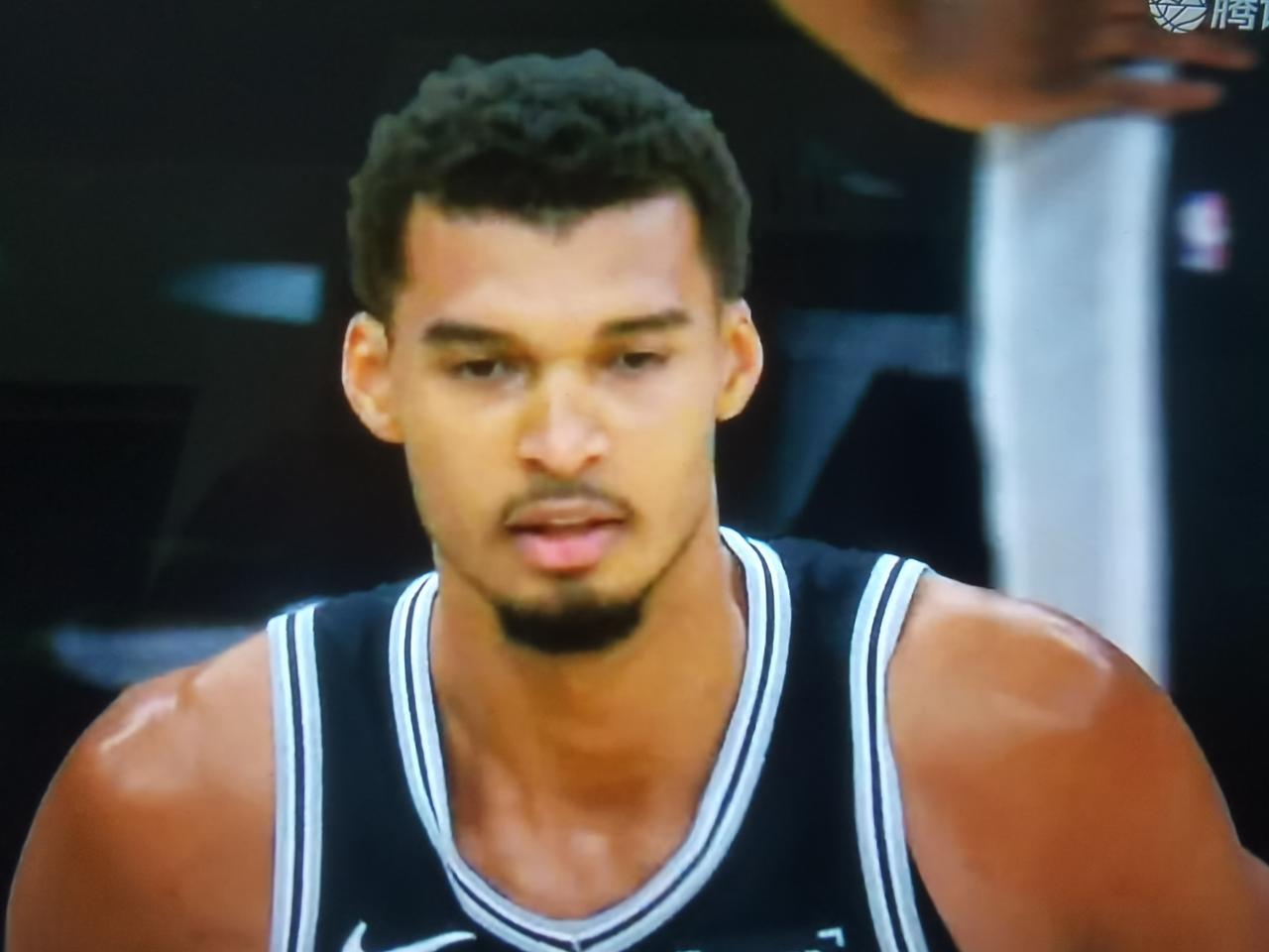 断人财路的下场马刺主场134-132，战胜尼克斯，结束2连败