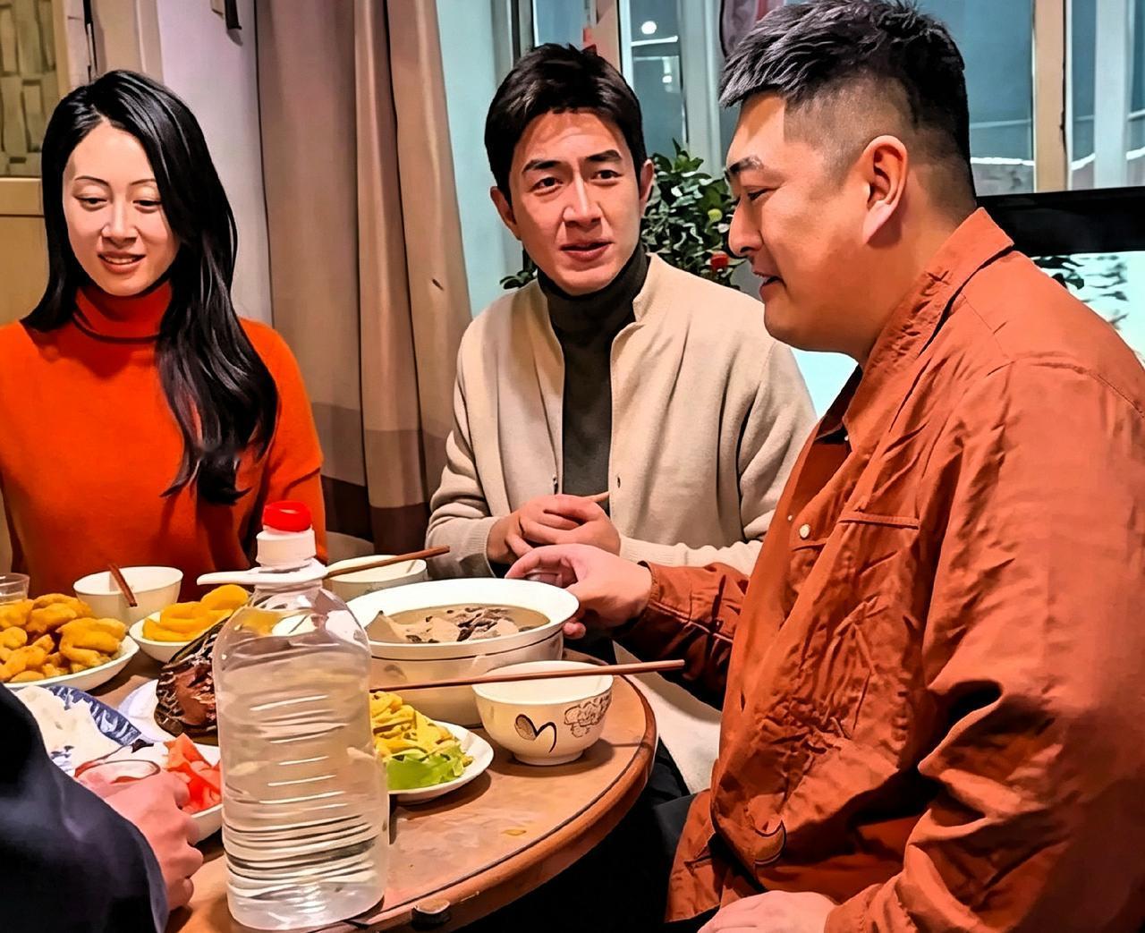 林更新、赵大牛、韩云云围一块吃饭，那大塑料桶白酒太抢镜了。菜是家常菜，酒是散装酒