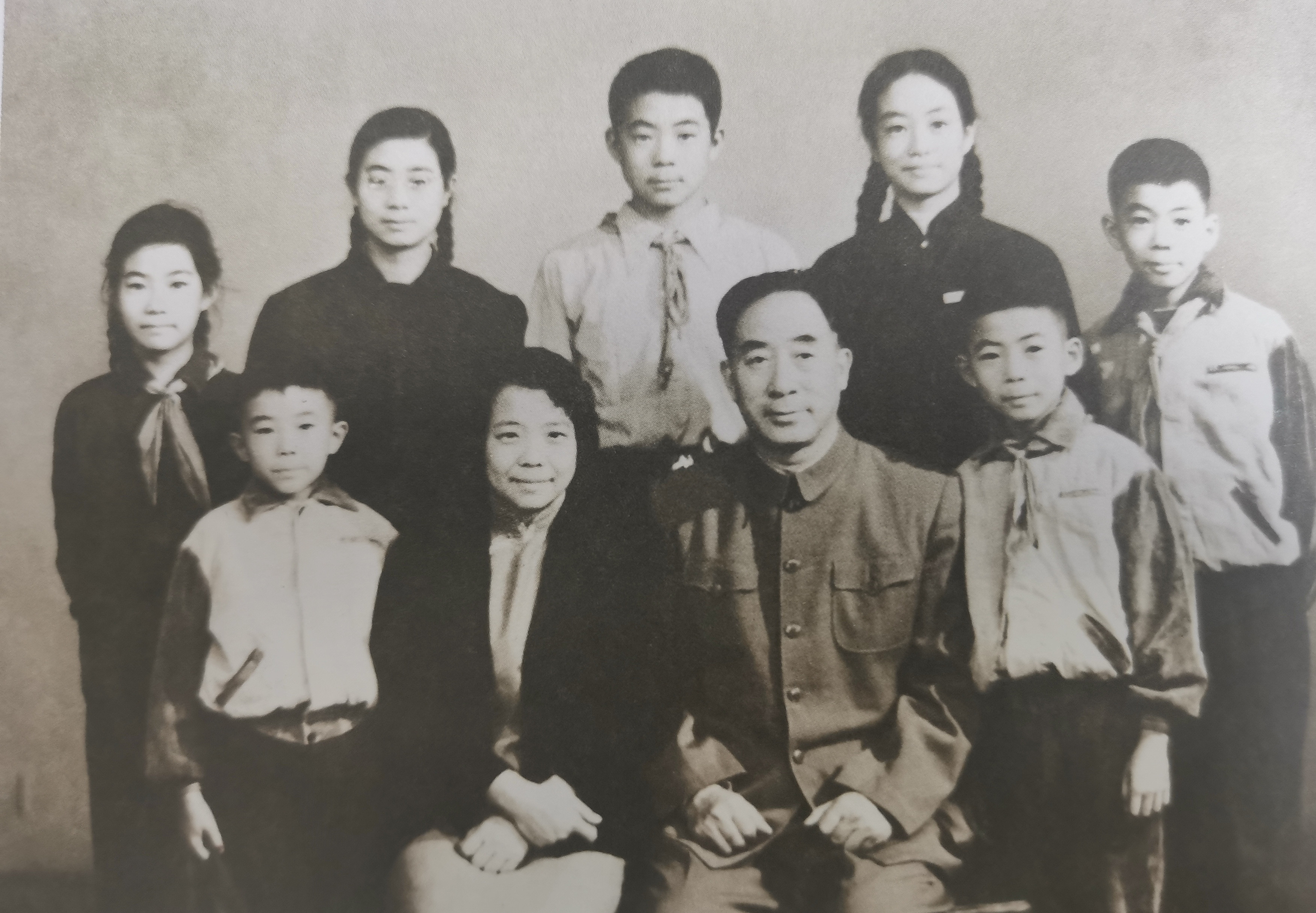 这是1960年，薄一波最全的一张全家福。前排右二是薄一波，右三是薄一波的夫人胡明