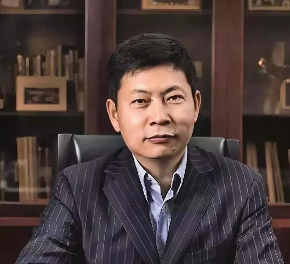 你们发现没？凡是跟余承东沾边的人一个个都非常的“大嘴巴”，根本就管不