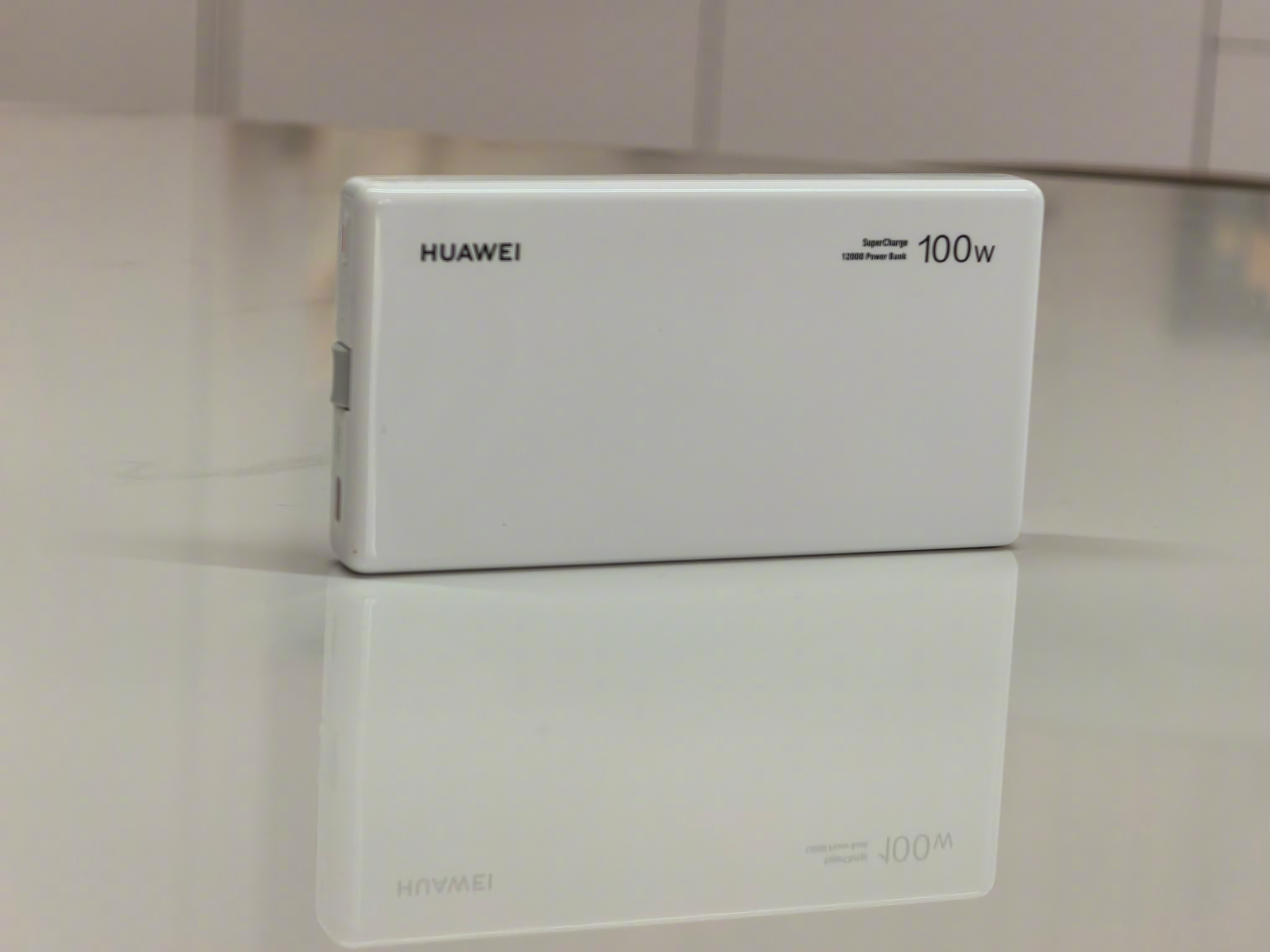 用华为设备的朋友，都该买这个充电宝：自带线的100W超快充。巴掌大尺寸，可以跑华