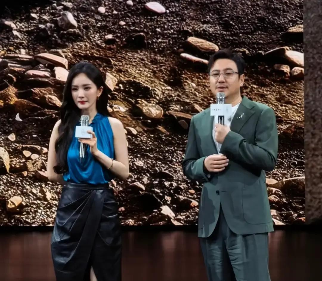 踩着高跟鞋的杨幂愣是在后头一路小跑，才勉强追上大步流星的沈腾在享界G9的发布会现场，活动刚一结束腾哥