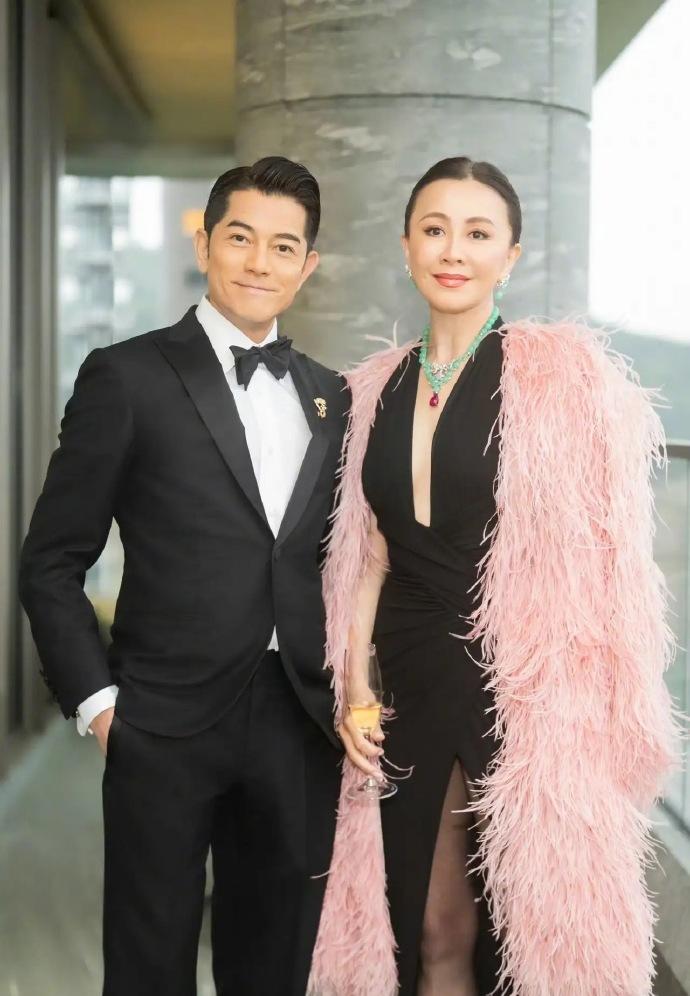 最近刘嘉玲和郭富城一起出席时尚活动，两位站在一起都很有国际大牌明星魅力，最关键的