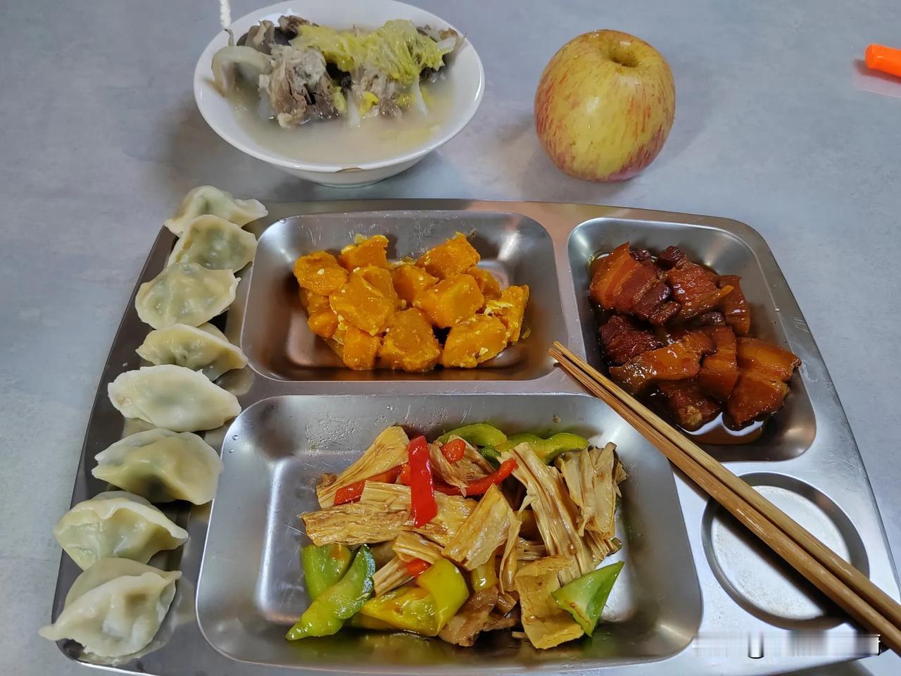 国内上的伙食，已经40天了，新鲜蔬菜刚好吃完，明天晚上就到曹妃甸了，后天靠港伙食