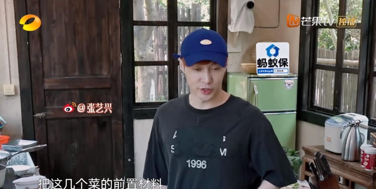 张艺兴这明显就是不会下厨呀[笑着哭]他说要做可乐鸡翅，起先看他熟练的给鸡翅开口的