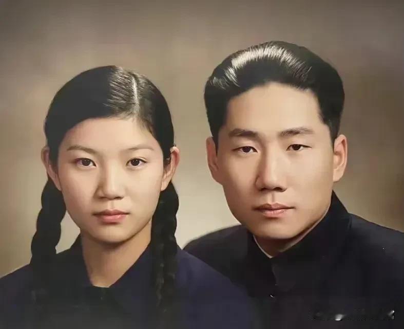 📸照片介绍这是毛岸英与刘思齐1949年10月15日的新婚合影（彩色修复