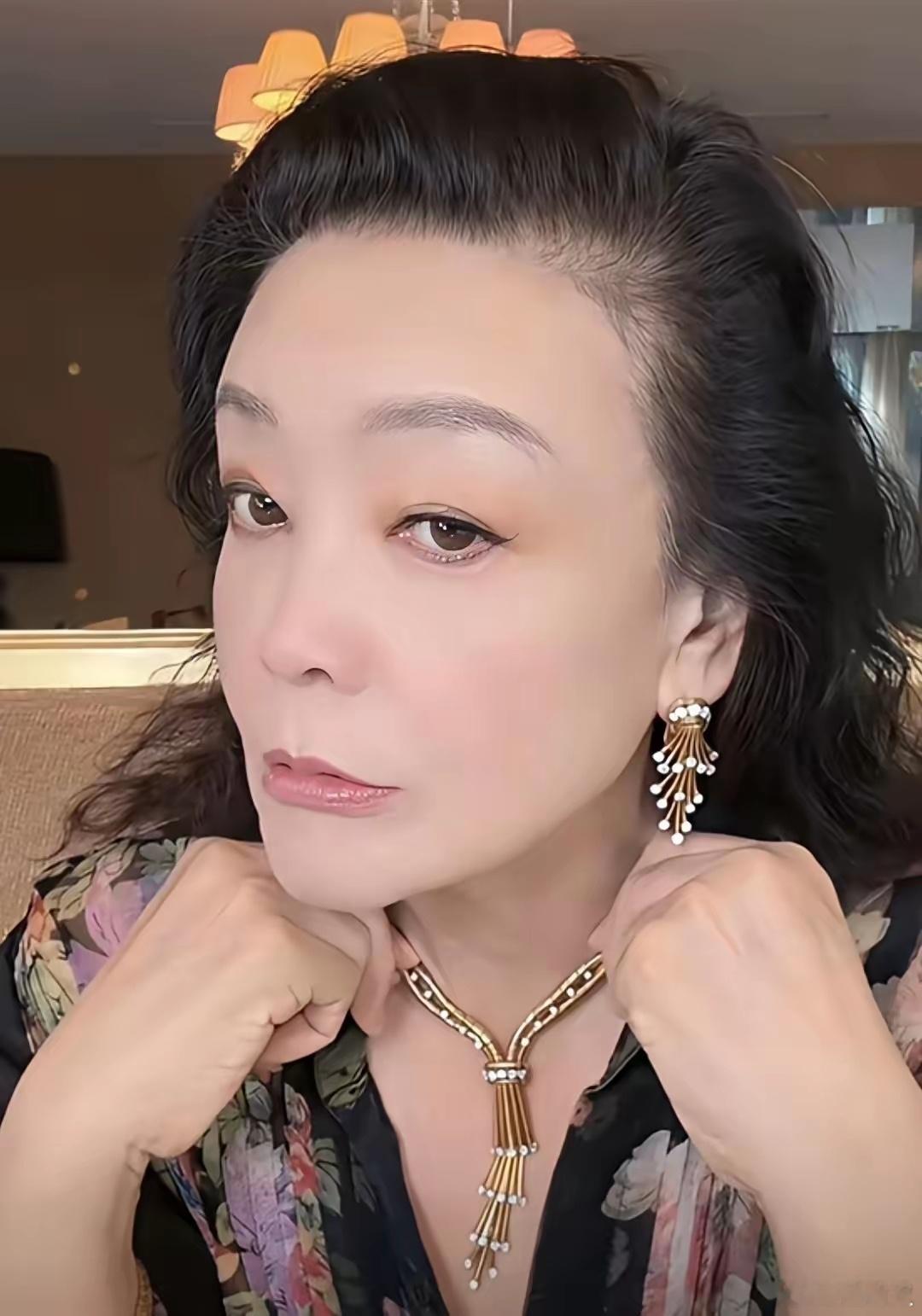 张兰毫不避讳地表达了她对宝贝孙女玥儿的深厚爱意。她手中紧握着祖传的翡翠，誓言要将