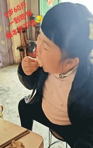 江苏一5岁女孩，体重60斤，因顿顿要吃肉，长得太胖被妈妈嫌弃！据悉，每到