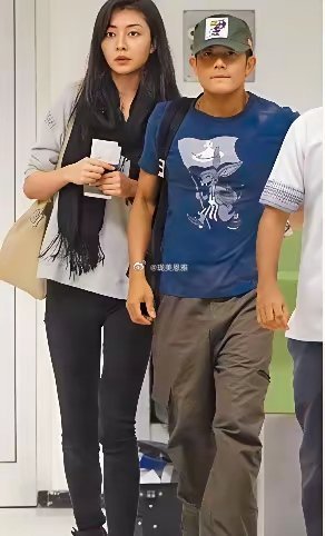 熊黛林很漂亮，个子又高，身材又好竟然被郭富城以不合脚把熊黛林抛弃了