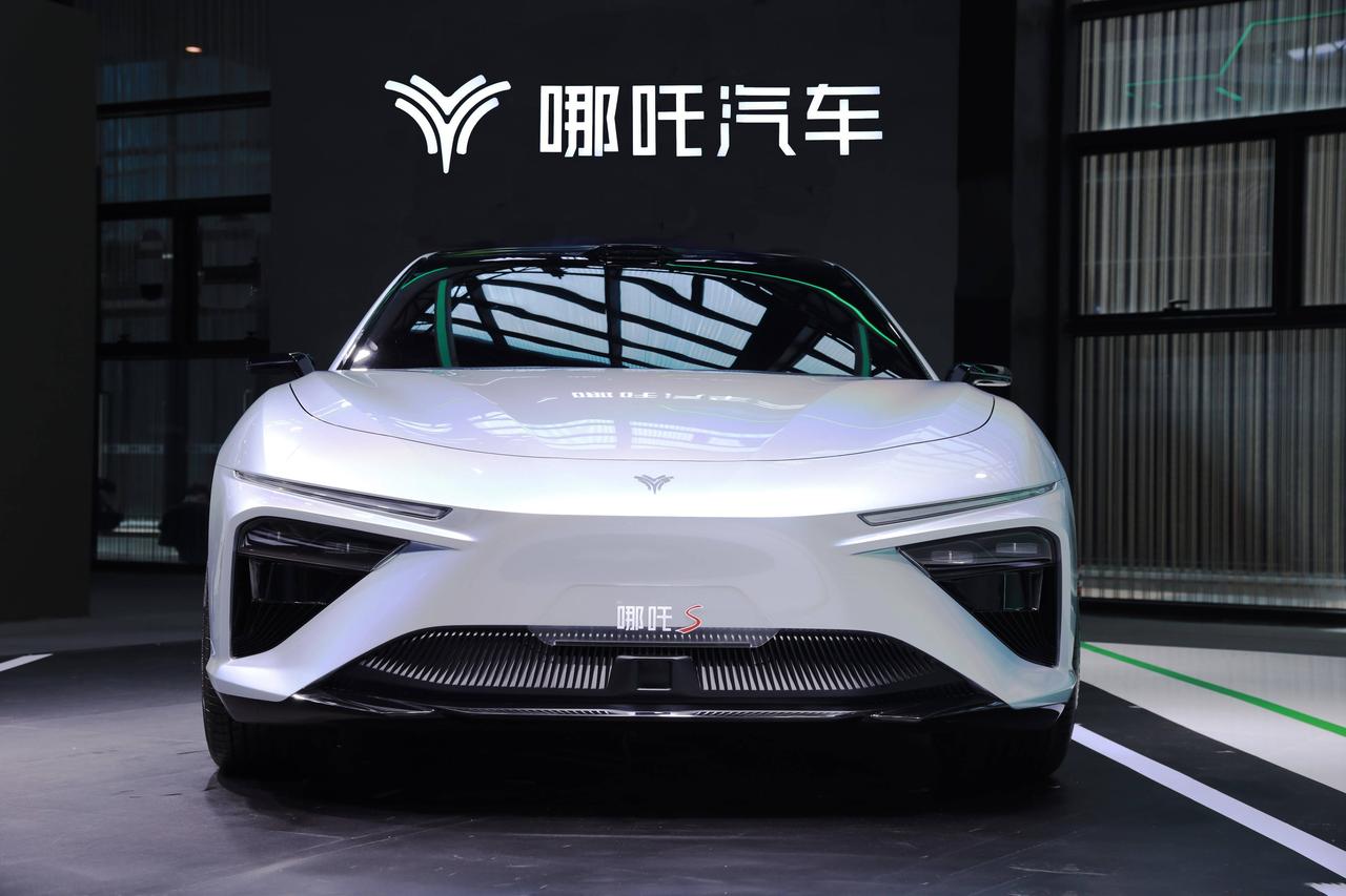 当时余承东就曾经预言，三五年后智能手机品牌只会剩下两三家，当时被网友笑称“余大嘴