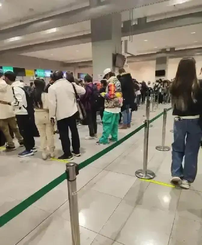 中日航班12条航线全部停航，这些犟种们终于撞了南墙，在机场急得团团转，不客气的说