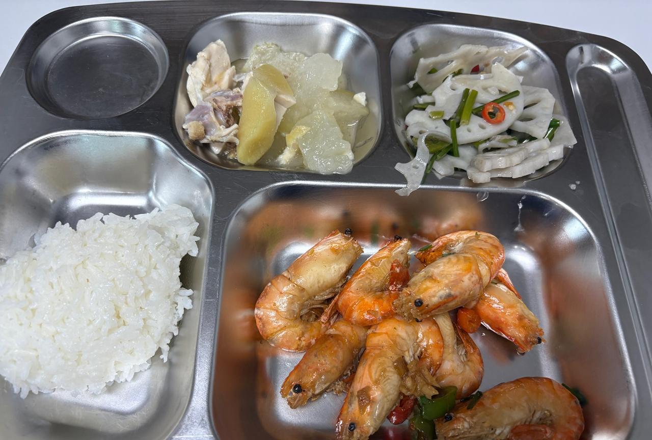 公司的伙食是越来越好了。最近的伙食，有沼虾，还有牛肉，这两样，以前基本上一个星