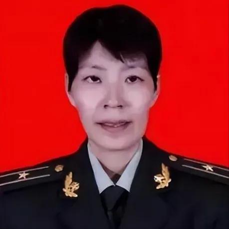 1992年，一名武警战士押送四名不法分子回中队。途中，一个歹徒突然冲上来抱住了武