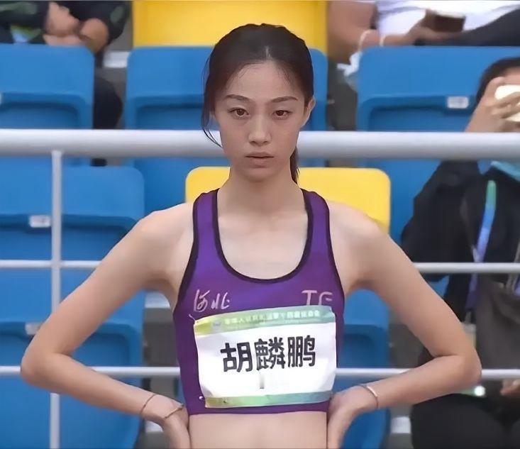 这俩运动员结个婚，把全网整不会了。22岁的全国冠军李麟，娶了比自己大8岁的跳高女