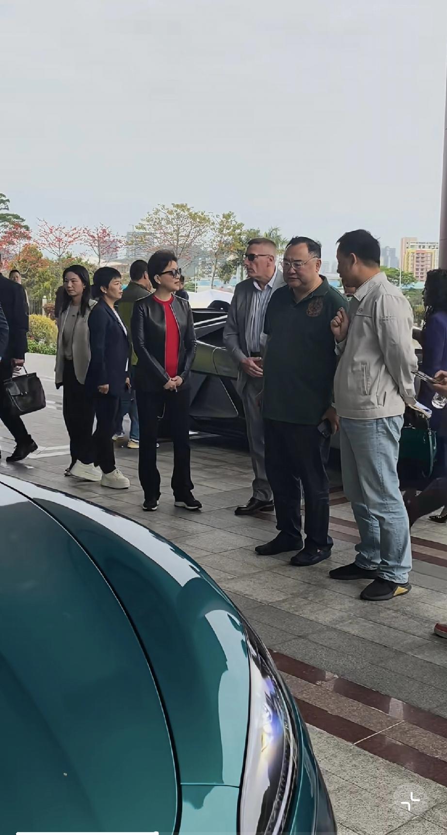 杨澜携老公吴征深圳看国产车，吴征两鬓斑白，有大肚腩！3月6日，杨澜携老公吴征