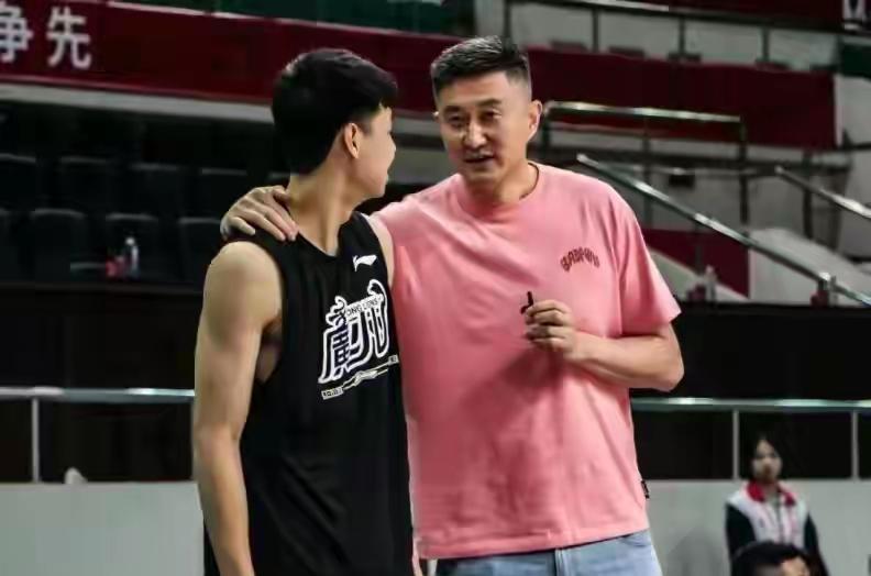 广东男篮大动作！五大新援齐聚，杜锋能否改写CBA格局？说真的，广东这赛季动静挺