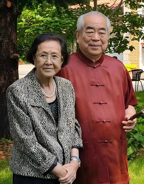 范曾抢了须遵德的老婆张桂云，两个儿子也改姓跟了范曾，但须遵德才是最有可能笑到