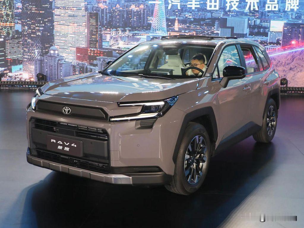 最近车市真是热闹，国产新品牌层出不穷，价格战一波接一波。就在这当口，一汽丰田突然