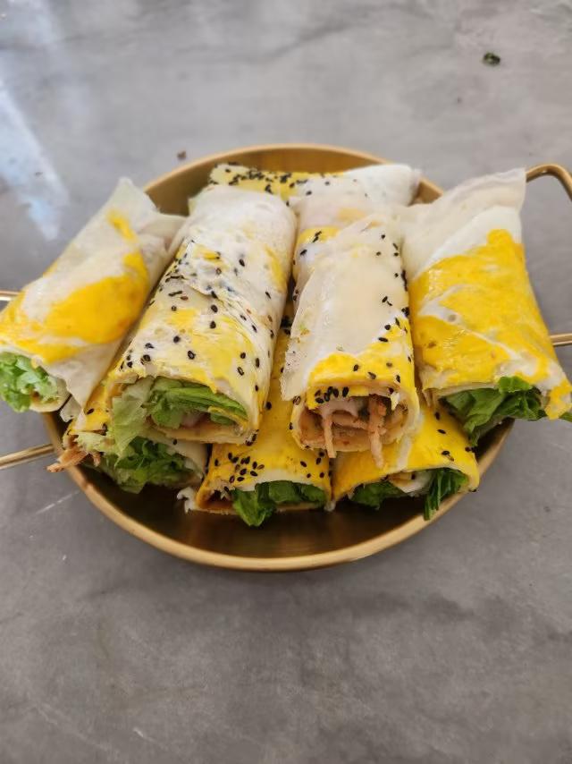 今日早餐鸡蛋面饼夾菜：''鸡蛋面饼夾菜''是我起的名字，请不要见笑。其实，我