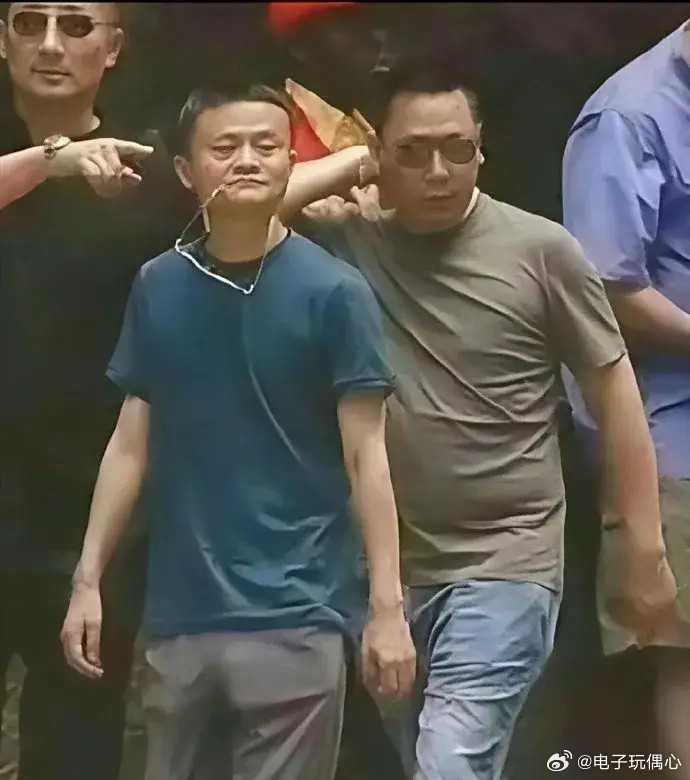 马云退休后，是不是没钱花了？感觉这个穿搭好落寞好可怜啊