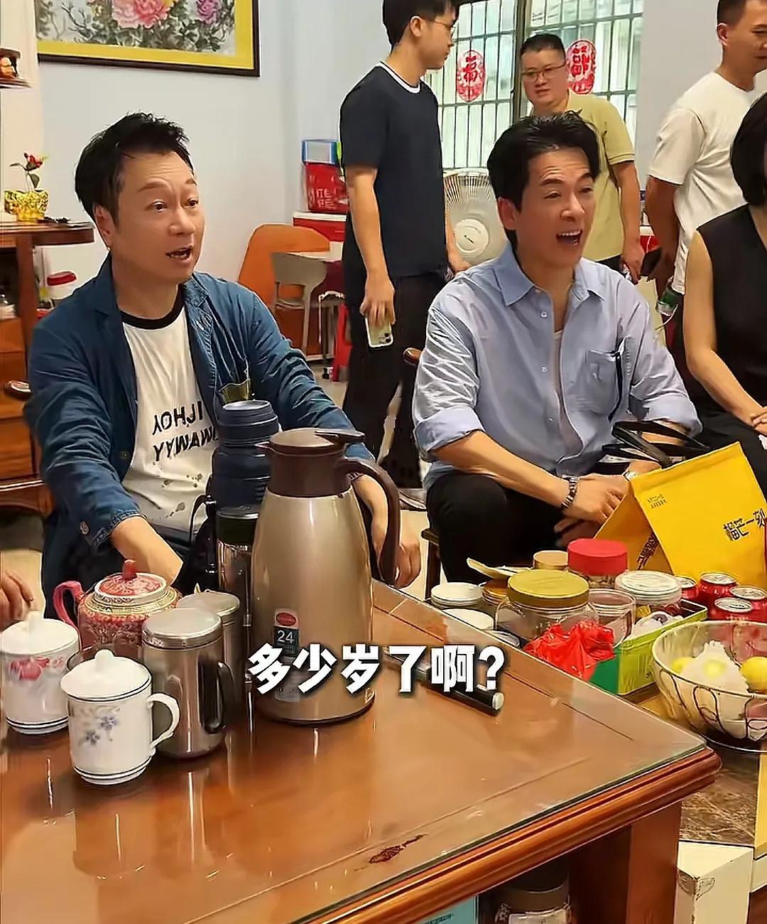 62岁黎耀祥与61岁郭政鸿结伴到东莞农村，给老人们送中秋节礼物，亲自搬运大米接地