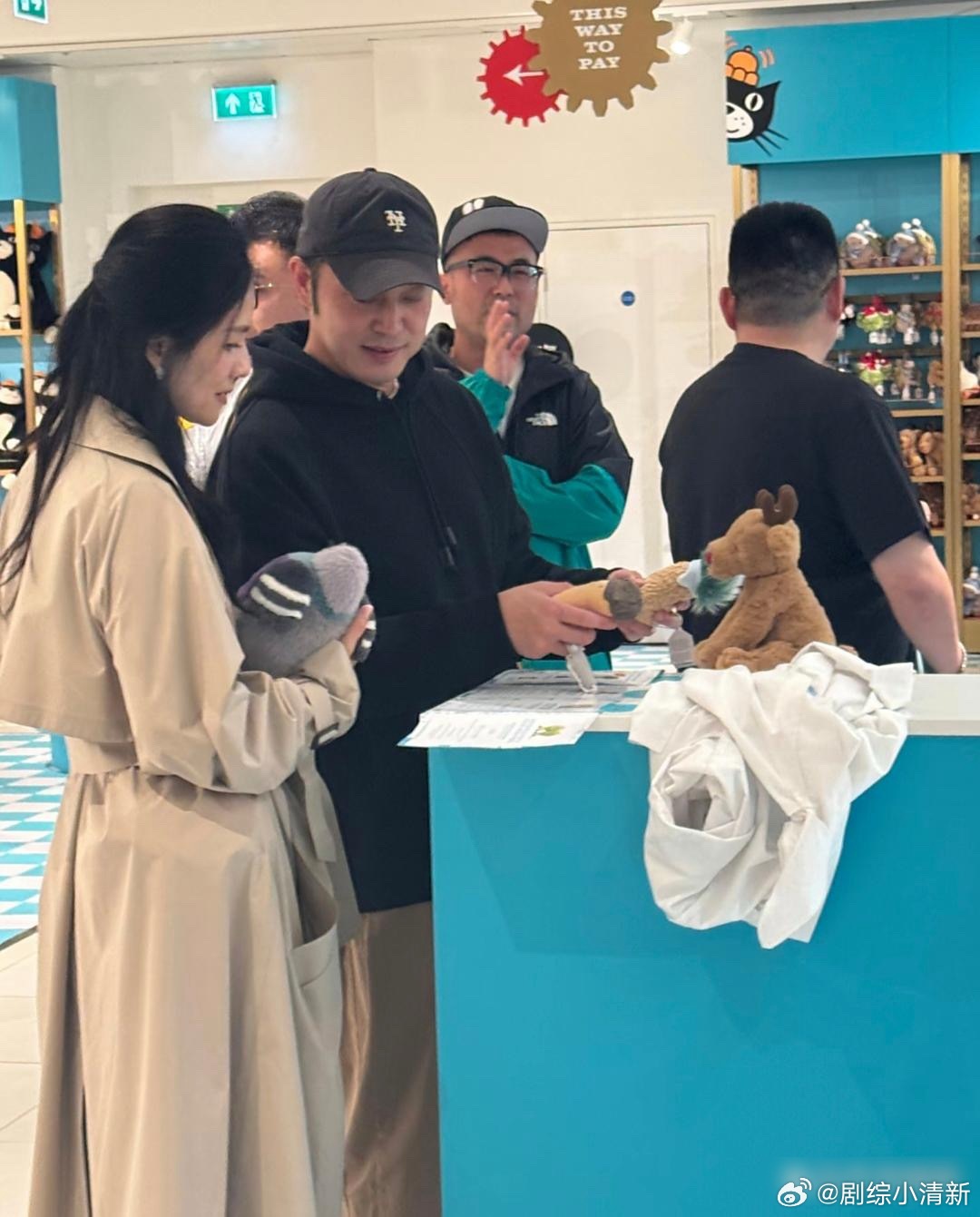 沙溢胡可在伦敦商场购物，胡可穿的大衣都快拖到地上了，显得身材小小的，这身穿搭真是