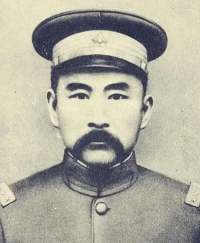 张勋有一个怪癖，喜欢躺在女人的身子上睡觉，有次他睡的正香，妾室动了一下，他坐起来