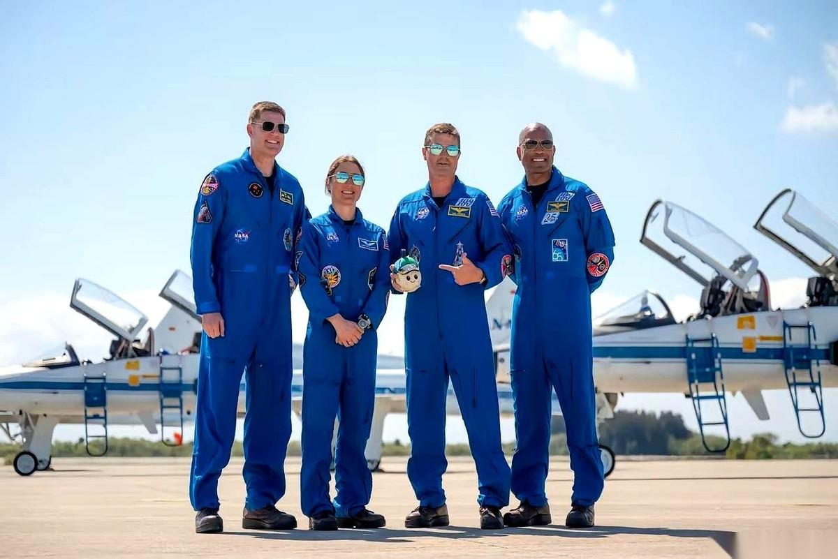 美国宇航局那个叫“阿尔忒弥斯2号”的载人绕月计划，最近动静不小。但很多人盯着屏