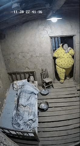 这小姐姐吃的也太胖了吧，把楼给压塌了[捂脸哭][捂脸哭][捂脸哭][捂脸哭][捂脸哭][