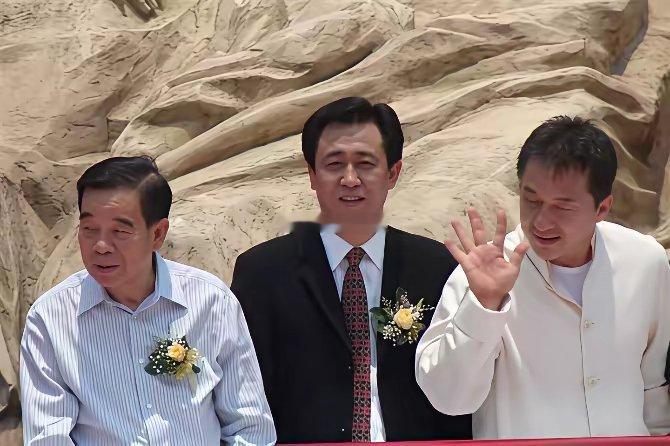 曾经的恒大风光无限，众星捧月，如今就有多落寞不堪