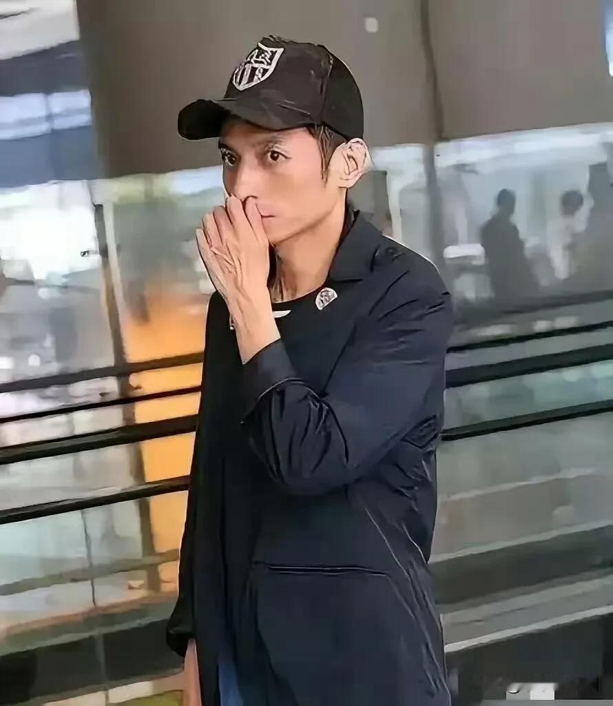 这是李维嘉？咋这么瘦现在啊！我滴妈，差点没认出来！看来他的洁癖症越来越严重了！就