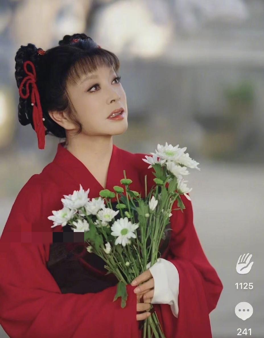 刘晓庆简直逆天啊[捂脸哭]5月16日下午，刘晓庆发了一段文案：“相隔千年，惺惺