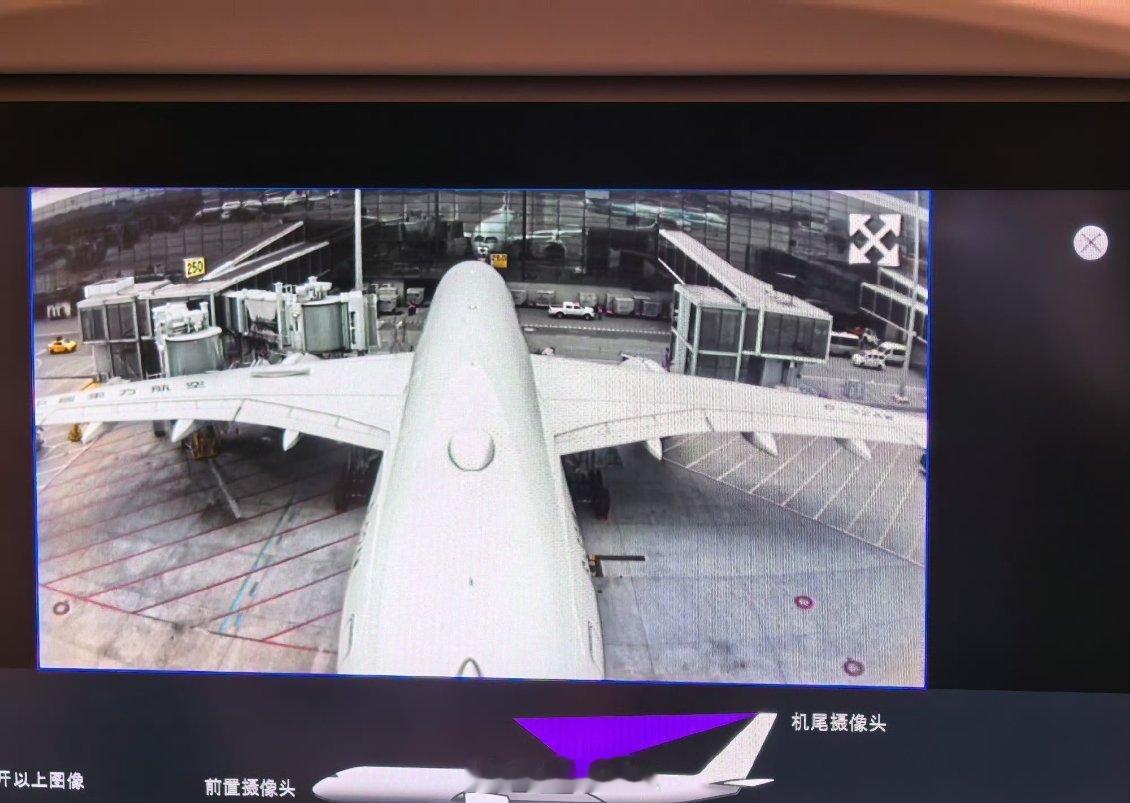 东航通报飞机与廊桥局部碰擦虹桥机场东航航班与廊桥意外碰擦，据报道是机械故障所致，