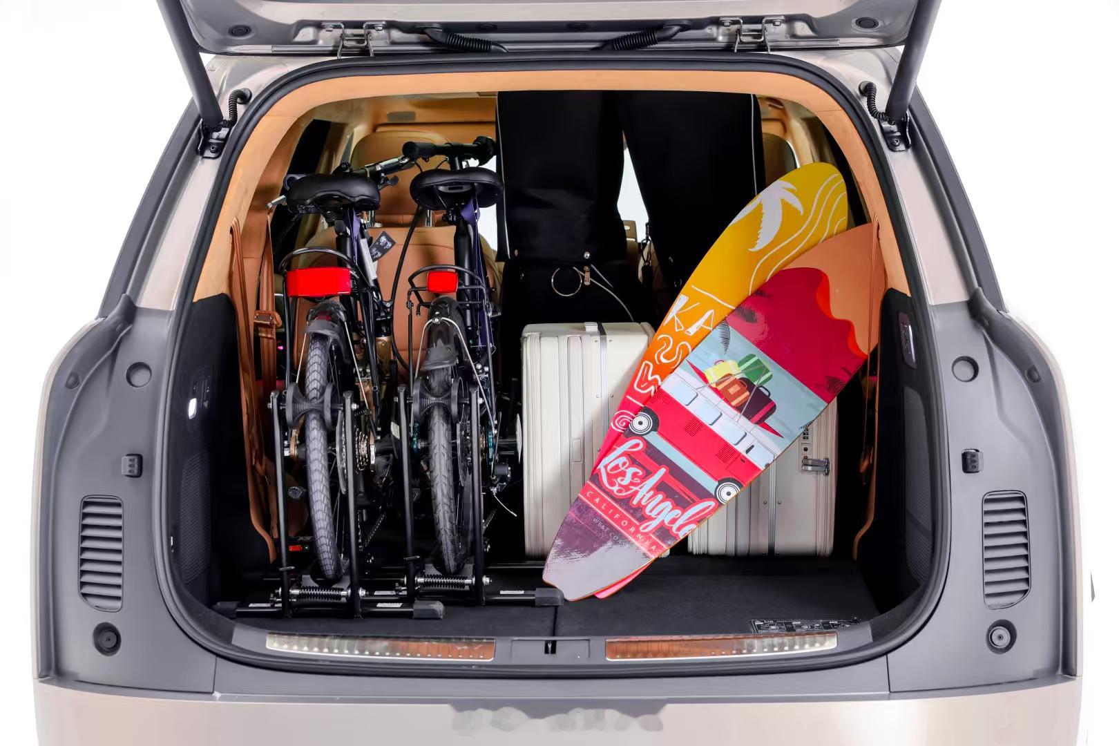 小鹏GX首发同级唯一三排电动三折叠小鹏真的把后备箱空间玩明白了！小鹏GX拥有同级