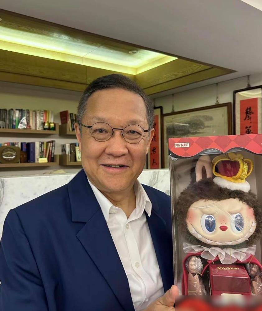 介文汲来上海看女儿，他小女儿介明萱真是越来越漂亮了，比以前白。这两天没在岛内蓝营