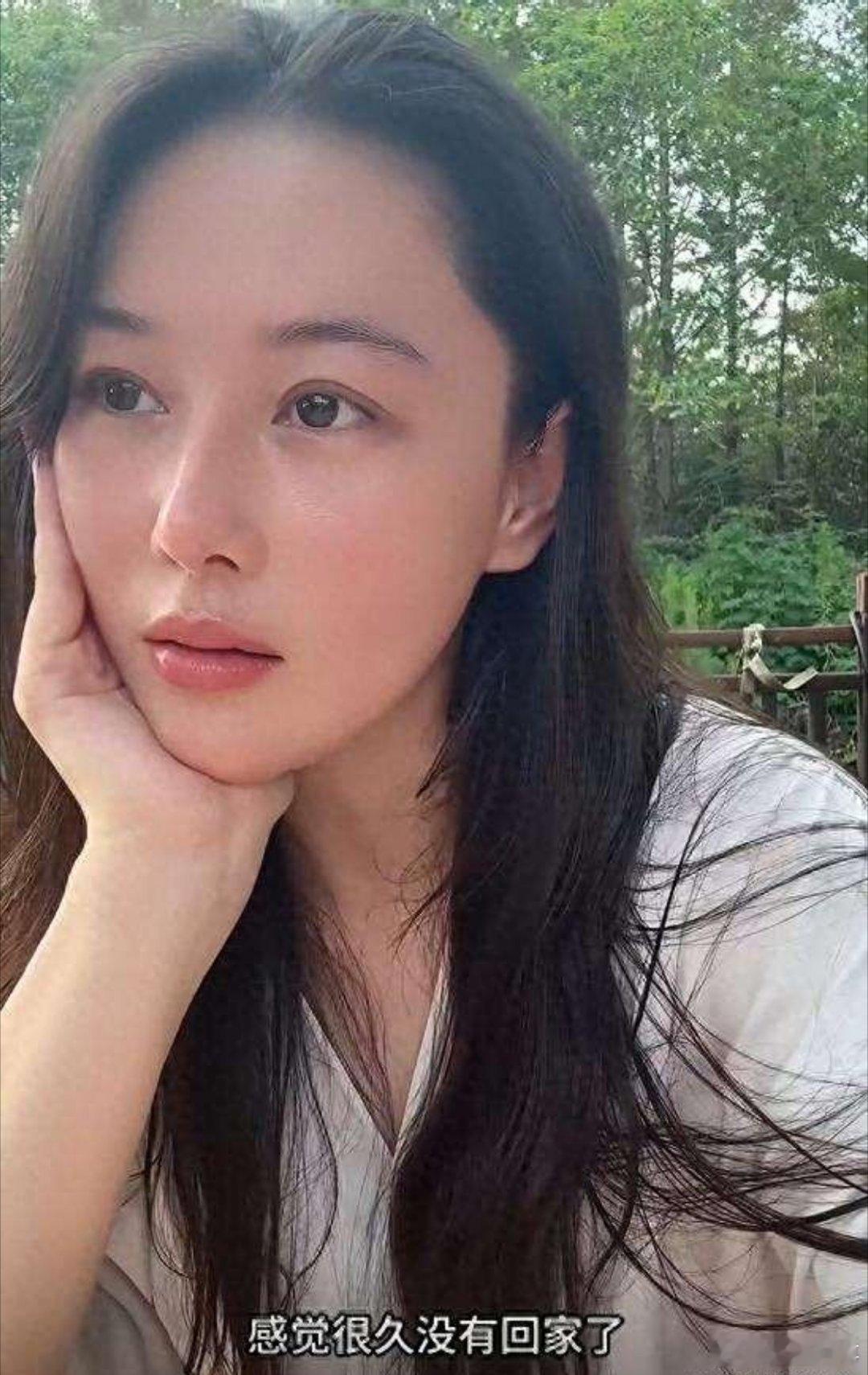 自从嫁给何捷之后，38岁的张馨予的状态越来越好了。果然嫁对了人，每天都是好日子。