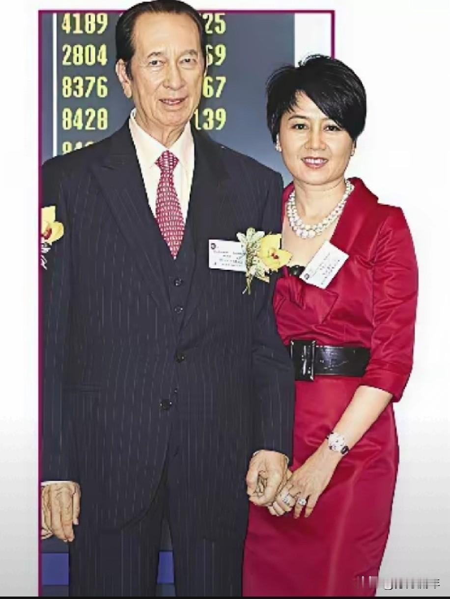 赌王一刻也没闲，68岁时又开启了第二春，与26岁的梁安琪谱写黄昏恋。梁安琪更年轻