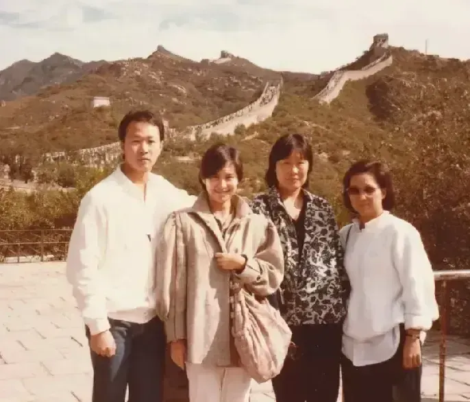 24岁的何超琼代表父亲何鸿燊第一次到访京城，同来的还有妹妹何超蕸，此行留下了珍贵合影。照片中的何超琼