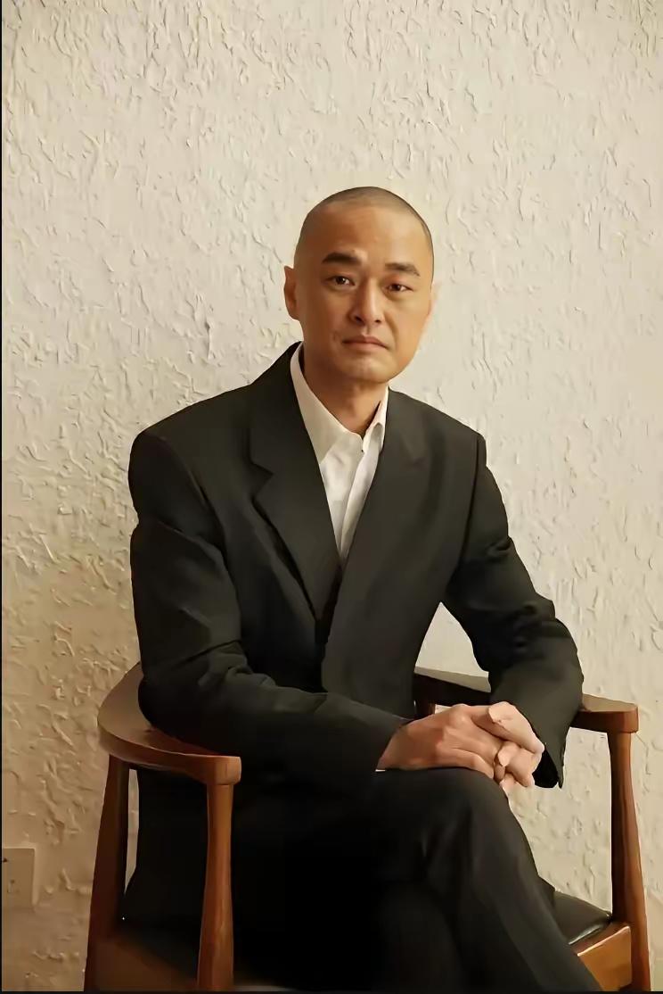 华润董事长出事的前几天，时任CEO冯唐正在家中喝茶，忽然，他脖子上佩戴10年的玉
